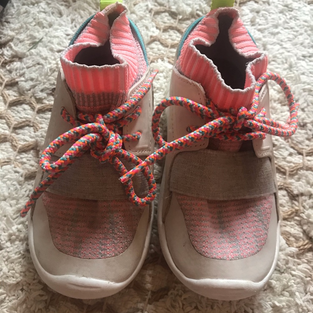 Zara baby tennis shoes‎ sz 24